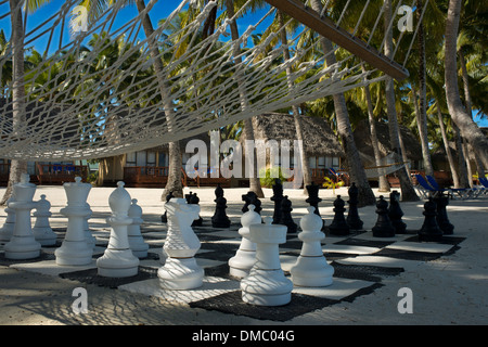 Aitutaki. L'île de Cook. Polynésie française. Océan Pacifique Sud. Jeu d''échecs géant sur la plage de l'Aitutaki Lagoon Resort & Spa Hotel. Banque D'Images