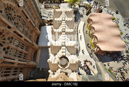 Vue depuis une flèche à la Sagrada Familia Temple par Antoni Gaudi. Barcelone, Espagne. Banque D'Images