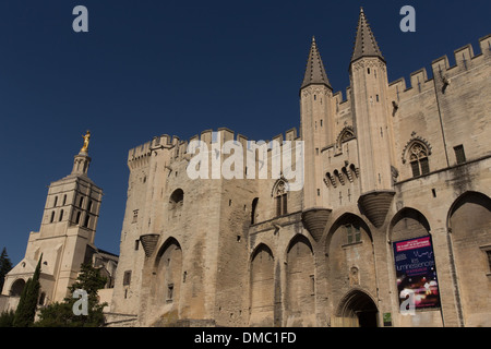 Le PALAIS DES PAPES, LA PLUS GRANDE CONSTRUCTION gothique du monde, le siège de la chrétienté occidentale dans le 14ème siècle, classée au patrimoine mondial de l'UNESCO, à côté de la CATHÉDRALE NOTRE DAME DES DOMS, VILLE D'AVIGNON, CITÉ DES PAPES, Vaucluse Banque D'Images