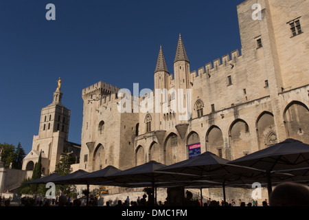 Le PALAIS DES PAPES, LA PLUS GRANDE CONSTRUCTION gothique du monde, le siège de la chrétienté occidentale dans le 14ème siècle, classée au patrimoine mondial de l'UNESCO, à côté de la CATHÉDRALE NOTRE DAME DES DOMS, VILLE D'AVIGNON, CITÉ DES PAPES, Vaucluse Banque D'Images