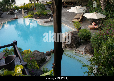 Aitutaki. L'île de Cook. Polynésie française. Océan Pacifique Sud. Hôtel de luxe. Une piscine au bord de mer à l'Hôtel Pacific Resort Aitutaki. Banque D'Images