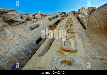 L'angle de vue de faible à la Nativité Façade de la Sagrada Familia Temple par Antoni Gaudi. Barcelone, Espagne. Banque D'Images