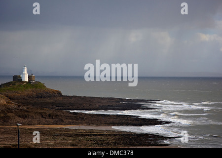 Avis de Mumbles phare avec tempête sur Port Talbot à distance Banque D'Images