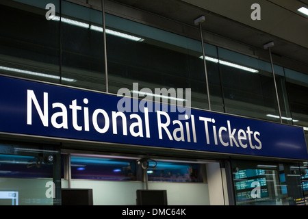 Les billets de train national signe au-dessus de entrée de billeterie, St Pancras. Banque D'Images