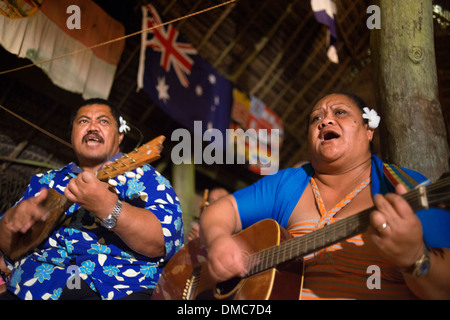 Atiu Island. L'île de Cook. Polynésie française. Océan Pacifique Sud. Des danses et des danses polynésiennes organisé à l'hôtel Villas Atiu Atiu islan Banque D'Images