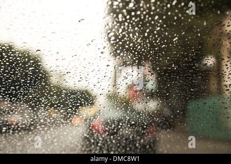 Gouttes de pluie sur le pare-brise de voiture Banque D'Images