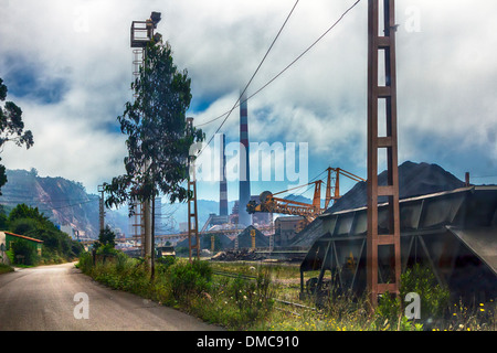 Des wagons de train, dans une mine de charbon Banque D'Images