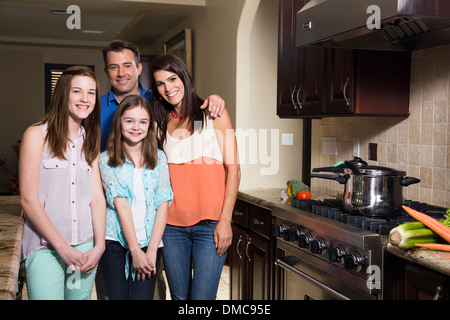 Portrait de famille dans la cuisine Banque D'Images