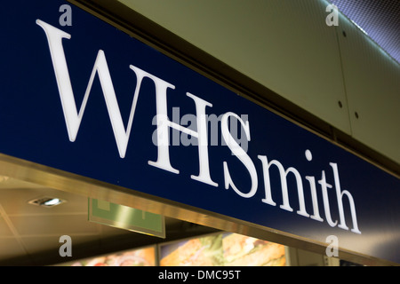 WH Smith signe au-dessus de l'entrée du magasin Banque D'Images