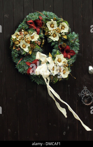 Chiistmas wreath accroché sur la porte avant de l'anglais traditionnel country home, Peak District, Derbyshire Banque D'Images