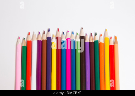 Crayons de couleur sur fond blanc Banque D'Images