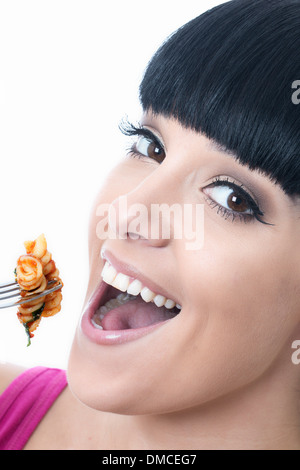 Young woman eating pasta Banque D'Images