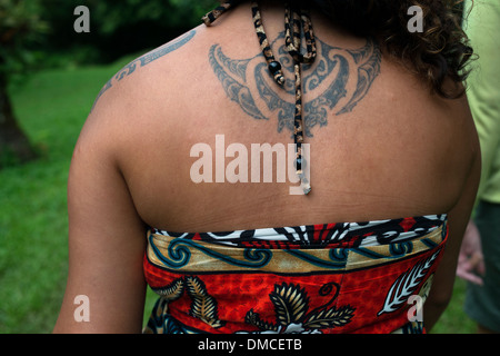 L'île de Rarotonga. L'île de Cook. Polynésie française. Océan Pacifique Sud. Une femme montrant son dos dans un tatouage polynésien typique ou maorí. Banque D'Images