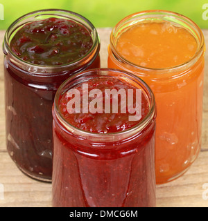 Variétés de confiture à base de fraises, de cerises et d'abricots en pots Banque D'Images