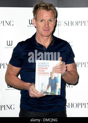 Londres, Royaume-Uni. 13 décembre 2013. Gordon Ramsay at Waterstones Canary Wharf - Vendredi 13 décembre Photo de Brian Jordan/Alamy Live News Banque D'Images