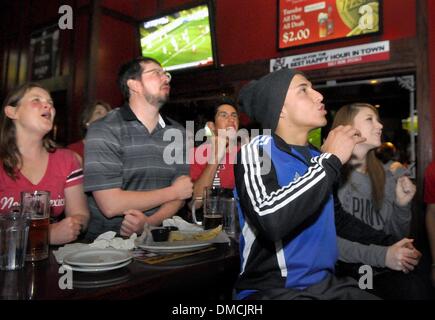 Albuquerque, USA. 13 Décembre, 2013. SPORTS -- Marrisa Hamilton, James Hamilton, Chris Moya, Andrez Leyva et Lisa Zagone, de gauche, de réagir à un objectif manqué tourné par les Lobos tout en regardant le match de demi-finale de football de la NCAA avec Notre Dame sur le grand écran de télévision au Fox and Hound Bar and Grill à Albuquerque le vendredi 13 décembre 2013. Notre Dame a gagné 2-0. © Greg Sorber/Albuquerque Journal/ZUMAPRESS.com/Alamy Live News Banque D'Images