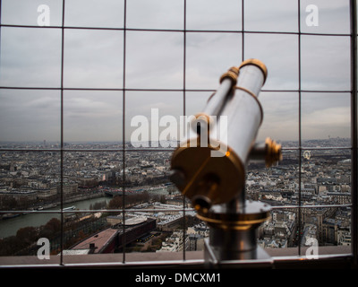 Vue sur la ville de Paris du haut de la Tour Eiffel avec des jumelles Banque D'Images