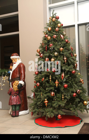 Arbre de Noël décoré à l'intérieur du bâtiment Banque D'Images