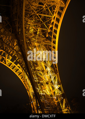 Détail de la Tour Eiffel en base lumière nuit Banque D'Images