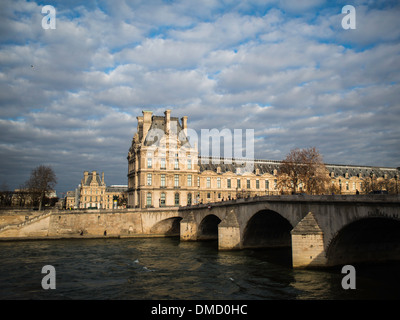 Pont du Carrousel sur Seine et du musée du Louvre Banque D'Images