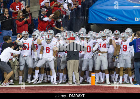 Indianapolis, IN, USA. 7 Décembre, 2013. L'Ohio State Buckeyes se préparent à prendre le champ pendant le Big Dix Championship match de football entre l'Ohio State Buckeyes et la Michigan State Spartans au stade Lucas Oil. Michigan State a battu 34-24 L'état de l'Ohio et a gagné un voyage au Rose Bowl, avec les grands champions 10. © csm/Alamy Live News Banque D'Images