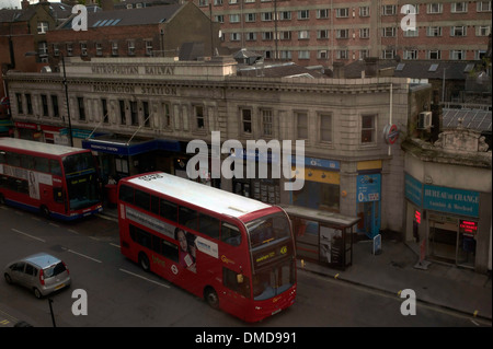 London bus partent de l'ancienne gare de Paddington, à l'ouest de Londres, Angleterre, Royaume-Uni Banque D'Images