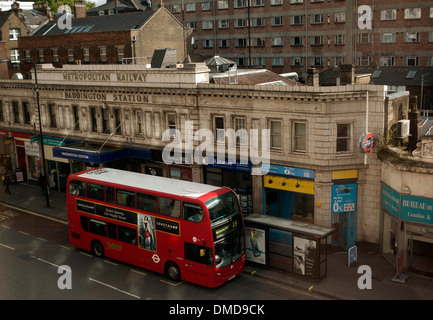 London bus partent de l'ancienne gare de Paddington, à l'ouest de Londres, Angleterre, Royaume-Uni Banque D'Images