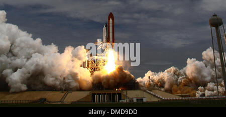 Dec 13, 2013. Kennedy Space Center FL- USA. La navette spatiale Endeavour lance off 39A pour la dernière mission c'est de nouveau le 16 mai 2011. Aujourd'hui, la NASA a sélectionné SpaceX pour prendre plus d'un ex-navette spatiale plateforme de lancement au Centre spatial Kennedy, l'Agence a annoncé vendredi le 13 déc. Le Hawthorne, Californie) société va entamer des négociations avec la NASA sur un bail d'utiliser et d'exploiter lancement 39A, qui a été le point de départ de toutes les missions de l'alunissage et la plupart des vols de la navette spatiale, y compris la première et la dernière lance en 1981 et 2011.Les conditions du bail, y compris la le Banque D'Images