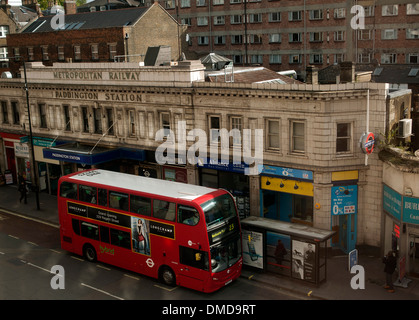 London bus partent de l'ancienne gare de Paddington, à l'ouest de Londres, Angleterre, Royaume-Uni Banque D'Images