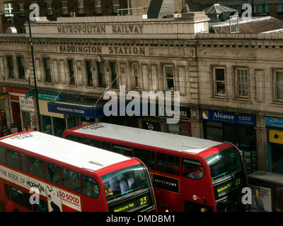 London bus partent de l'ancienne gare de Paddington, à l'ouest de Londres, Angleterre, Royaume-Uni Banque D'Images