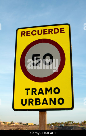 Limite de vitesse urbaine signe, Caleta de Fuste, Fuerteventura, Îles Canaries, Espagne. Banque D'Images