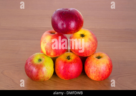 Pyramide de pommes fraîches Banque D'Images