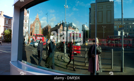 La réflexion de vue de 75015 personnes et des bus de la rue avec fenêtre à l'ouest de Londres Angleterre Royaume-uni KATHY DEWITT Banque D'Images