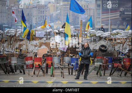 Kiev, Ukraine. 13 Décembre, 2013. Un homme se tient près d'une barricade à la rue principale Khreschatyk où des manifestants pro-intégration européenne tenir un rassemblement dans le centre de Kiev le 13 décembre 2013.Photo : Pilipey NurPhoto romain/crédit : Pilipey NurPhoto/Romain/ZUMAPRESS.com/Alamy Live News Banque D'Images