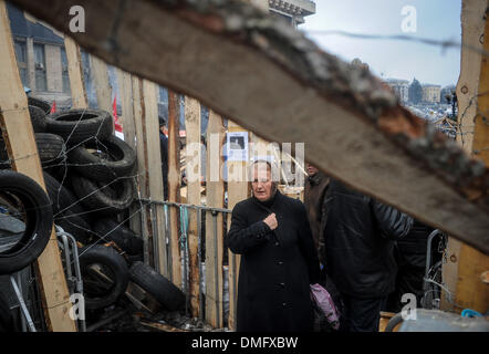 Kiev, Ukraine. 13 Décembre, 2013. Une femme passe par un barrage à la rue principale Khreschatyk où des manifestants pro-intégration européenne tenir un rassemblement dans le centre de Kiev le 13 décembre 2013.Photo : Pilipey NurPhoto romain/crédit : Pilipey NurPhoto/Romain/ZUMAPRESS.com/Alamy Live News Banque D'Images