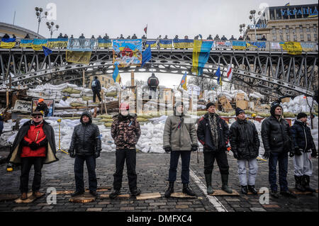 Kiev, Ukraine. 13 Décembre, 2013. Les gens restent debout près d'une barricade à la rue principale Khreschatyk où des manifestants pro-intégration européenne tenir un rassemblement dans le centre de Kiev le 13 décembre 2013.Photo : Pilipey NurPhoto romain/crédit : Pilipey NurPhoto/Romain/ZUMAPRESS.com/Alamy Live News Banque D'Images