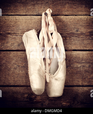 Chaussures de ballet rose vieille pendaison sur fond de bois Banque D'Images