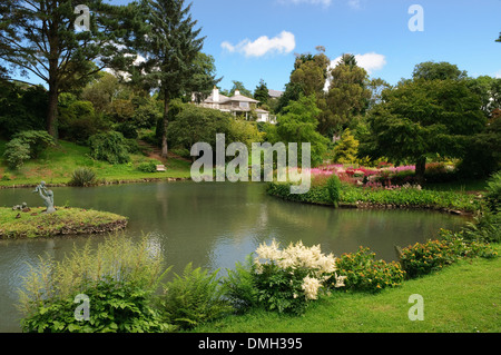 Étang de jardin dans la région de Marwood Hill Gardens dans le Devon UK. Banque D'Images