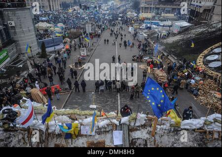 Kiev, Ukraine. 13 Décembre, 2013. Les gens restent debout près d'une barricade à la rue principale Khreschatyk où des manifestants pro-intégration européenne tenir un rassemblement dans le centre de Kiev le 13 décembre 2013.Photo : Pilipey NurPhoto romain/crédit : Pilipey NurPhoto/Romain/ZUMAPRESS.com/Alamy Live News Banque D'Images