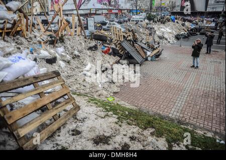 Kiev, Ukraine. 13 Décembre, 2013. Un stand hommes près d'une barricade à la rue principale Khreschatyk où des manifestants pro-intégration européenne tenir un rassemblement dans le centre de Kiev le 13 décembre 2013.Photo : Pilipey NurPhoto romain/crédit : Pilipey NurPhoto/Romain/ZUMAPRESS.com/Alamy Live News Banque D'Images