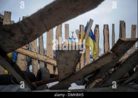 Kiev, Ukraine. 13 Décembre, 2013. Barrage à la rue principale Khreschatyk où des manifestants pro-intégration européenne tenir un rassemblement dans le centre de Kiev le 13 décembre 2013.Photo : Pilipey NurPhoto romain/crédit : Pilipey NurPhoto/Romain/ZUMAPRESS.com/Alamy Live News Banque D'Images