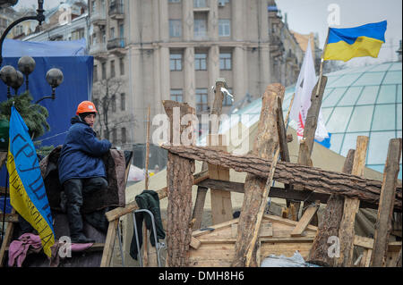 Kiev, Ukraine. 13 Décembre, 2013. Un homme se tient près d'une barricade à la rue principale Khreschatyk où des manifestants pro-intégration européenne tenir un rassemblement dans le centre de Kiev le 13 décembre 2013.Photo : Pilipey NurPhoto romain/crédit : Pilipey NurPhoto/Romain/ZUMAPRESS.com/Alamy Live News Banque D'Images