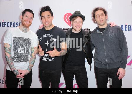 New York, NY, USA. 13 Décembre, 2013. Andy Hurley, Patrick Stump, Pete Wentz, Joe Trohman, Fall Out Boy dans la salle de presse pour Z100's Jingle Ball 2013 présenté par l'Aeropostale - SALLE DE PRESSE, Madison Square Garden, New York, NY Le 13 décembre 2013. Credit : Gregorio T./Binuya Everett Collection/Alamy Live News Banque D'Images