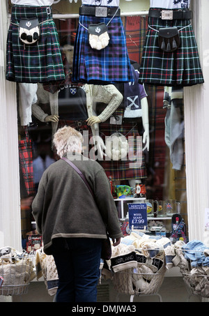 Une femme regarde la vitrine d'une boutique de cadeaux sur le Royal Mile, Édimbourg, Écosse. Banque D'Images