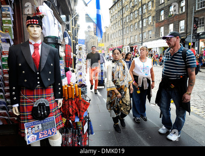 Les touristes passent devant un magasin de souvenirs sur le Royal Mile d'Édimbourg, en Écosse. Banque D'Images