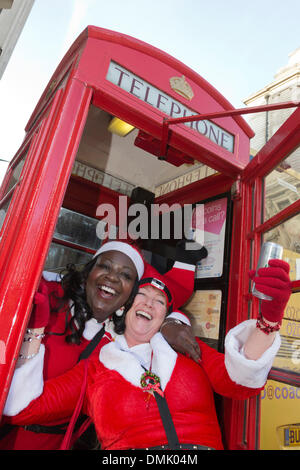 Londres, Royaume-Uni. 14 décembre 2013. Des centaines de Santas recueillir pour le Santacon annuel événement dans le centre de Londres. Il est prévu que des centaines, sinon des milliers de Santas ou Santae va à l'ensemble de l'événement aujourd'hui. Photo : Nick Savage/Alamy Live News Banque D'Images
