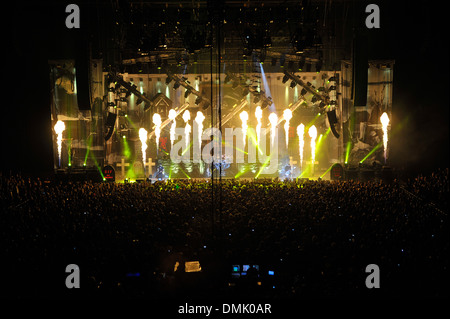 Vue de la scène et la foule à l'O2 Arena Mot à Berlin, en Allemagne lors d'un concert par le groupe de rock danois VOLBEAT. Banque D'Images