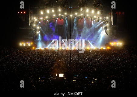 Vue de la scène et la foule à l'O2 Arena Mot à Berlin, en Allemagne lors d'un concert par le groupe de rock danois VOLBEAT. Banque D'Images