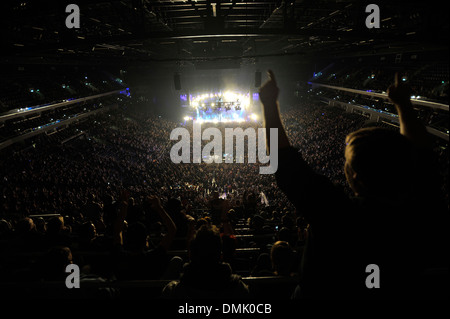 Vue de la scène et la foule à l'O2 Arena Mot à Berlin, en Allemagne lors d'un concert par le groupe de rock danois VOLBEAT. Banque D'Images