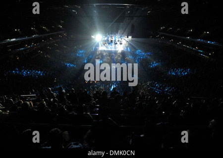 Vue de la scène et la foule à l'O2 Arena Mot à Berlin, en Allemagne lors d'un concert par le groupe de rock danois VOLBEAT. Banque D'Images